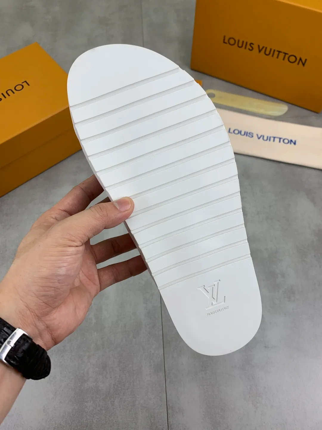 Men's shoes 💰P320💰【New style】🆘 Original quality 【LOUIS VUITTON】The popular Louis Vuitton LV men's slippers on the official website are on sale simultaneously! Original fabric imported from Italy, original factory special supply, code number: 38-44 (45 customized), many colors available